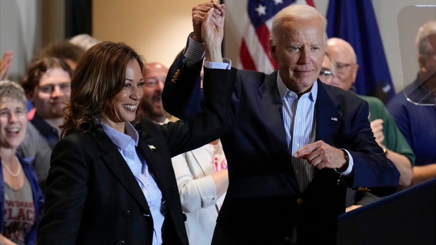 Tổng thống Biden và bà Harris lần đầu xuất hiện chung trên đường băng tranh cử